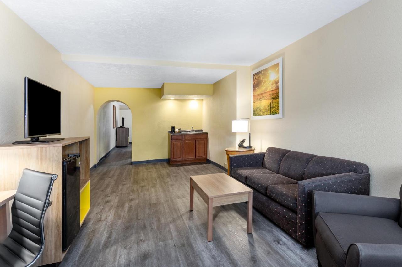 Days Inn & Suites By Wyndham Clovis Exterior foto